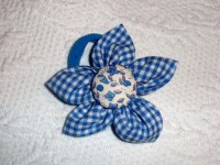 Coletero o broche tipo "Flor de tela con botón forrado"