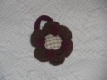 Coletero o broche "Flor crochet con botón forrado y madroños"
